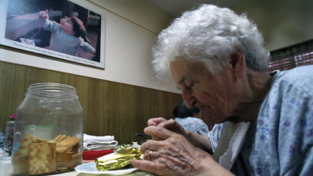 La dieta per l’anziano povero durante la crisi