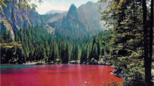 Un lago rosso sangue