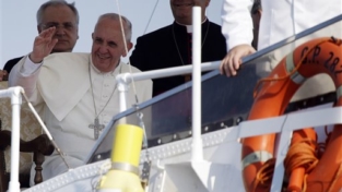 Continuate ad accogliere. Il papa saluta Lampedusa