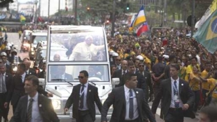Il papa, la folla, la Teologia della liberazione