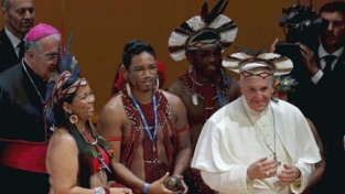 Papa Francesco ai dirigenti brasiliani: riabilitare la politica