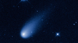 La strana super cometa del millennio