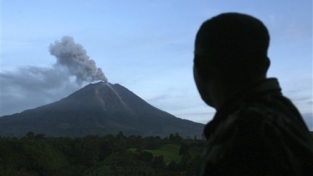 Spettacolare eruzione a Sumatra