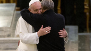 Bergoglio abbraccia le vittime della mafia