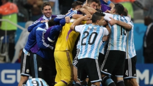 Contro la noia, solo i rigori: gli argentini in finale