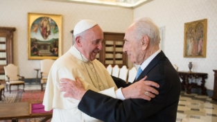 Papa Francesco al lavoro per costruire pace e dialogo