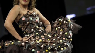 Gli abiti di cioccolato sfilano a Parigi