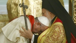 «Unità non è uniformità». L’abbraccio di pace del papa in Turchia