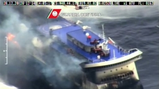 Traghetto in fiamme, soccorritori in azione