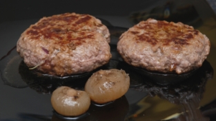 Hamburger con scalogno, salsa Worcester e cipolline sottaceto