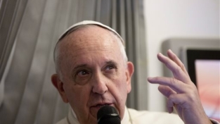 Papa Francesco, il pugno e la paura