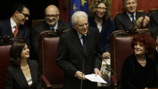 Standing ovation per il messaggio di Mattarella al Parlamento