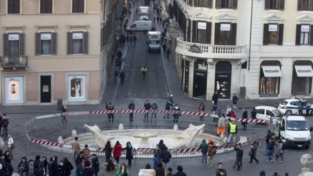 Piazza di Spagna ripulita dopo l’assalto degli hooligans