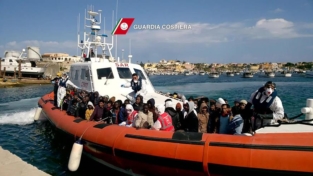 2.500 migranti salvati in una settimana. Una vittima