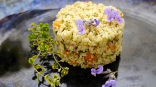 Come preparare un ottimo cuscus con verdure saltate, fiori di erba lepre e timo limone
