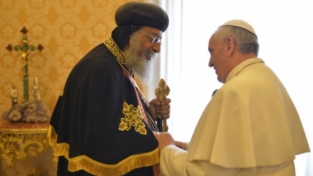 L’abbraccio tra copto-ortodossi e cattolici