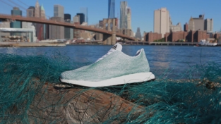 Rifiuti oceanici per scarpe sostenibili