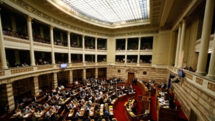 Atene dice sì al pacchetto di riforme