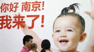 Cina, svolta sulle nascite: due figli a coppia
