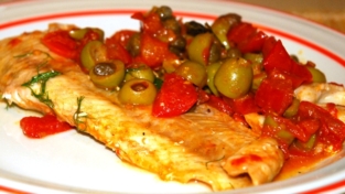 Filetti di nasello con pomodori, olive e capperi