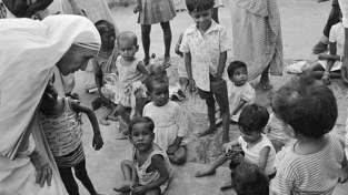 Madre Teresa, per gli indiani è già santa