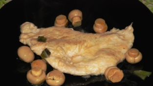 Scaloppine di pollo con porto bianco, champignon e salvia