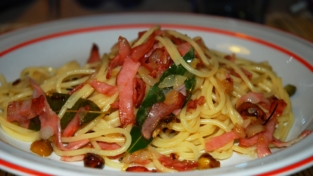 Spaghetti con mortadella, pistacchio e finto arrosto