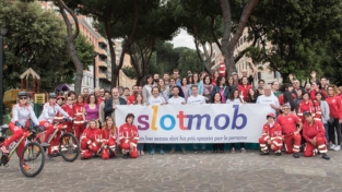Slotmob mette assieme cardinale e centri sociali