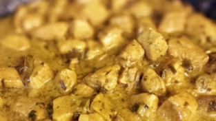 Pollo al curry con yogurt e germogli di bambù