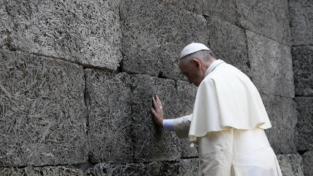 Il papa in preghiera davanti ai resti dell’orrore nazista