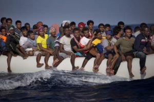 Salvataggio di migranti provenienti dalla Libia diretti verso le coste italiane