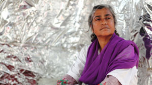 Nargis Latif, la donna che trasforma i rifiuti in case