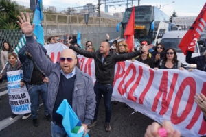 Il corteo dei lavoratori del call center Almaviva contro il taglio del personale, Napoli, 10 novembre 2016. ANSA/CESARE ABBATE