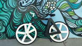 Una bicicletta di cartone