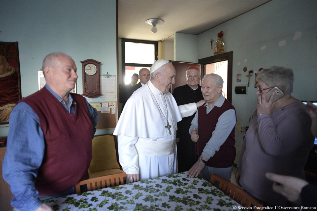 Papa Francesco con una famiglia del quartiere Forlanini