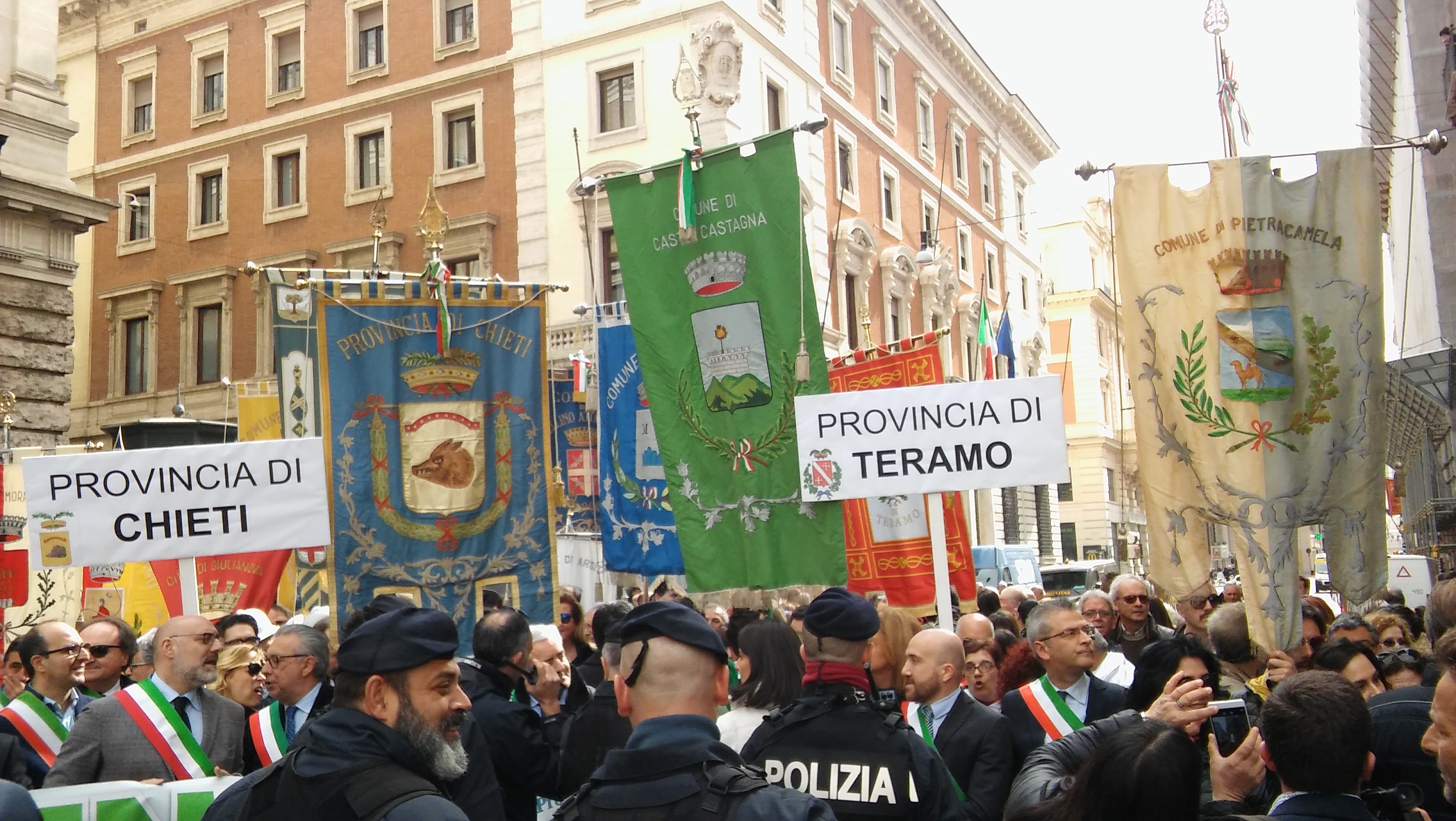 sindaci-e-cittadini-dei-comuni-abruzzesi-manifestano-a-roma-foto-di-sara-fornaro
