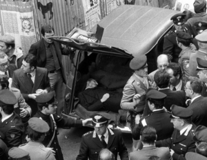 20031111 - ROMA - CRO - MORO: PRESTO RICHIESTA RIAPERTURA INDAGINI PER CONTO VEDOVA - Una foto d'archivio, datata 9 maggio 1978, del ritrovamento del corpo di Aldo Moro in una renault, in via Caetani a Roma. ROLANDO FAVA/ANSA-ARCHIVIO/TO