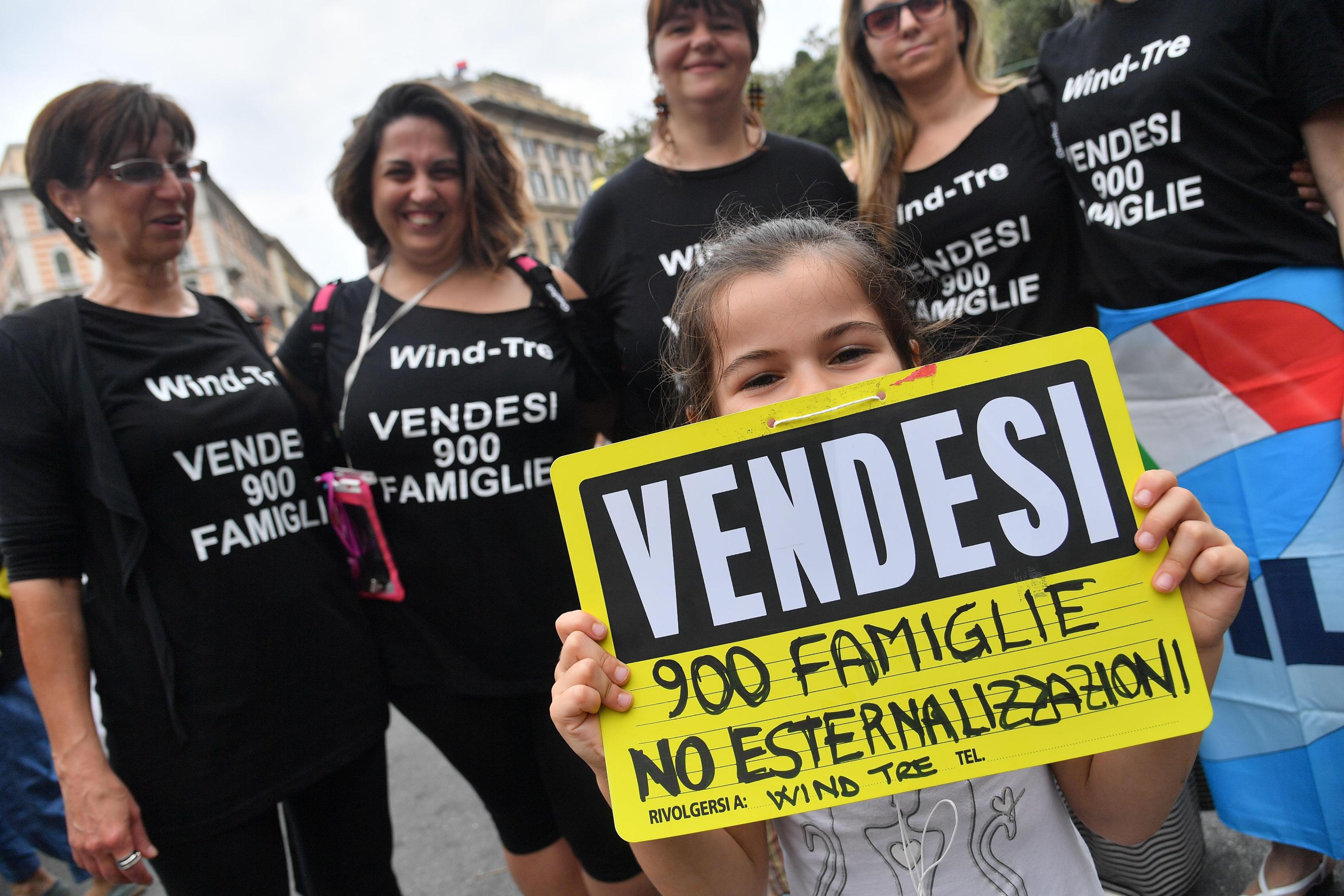 Un momento della manifestazione degli operatori del call center della Wind Tre di Genova, dopo che la nuova azienda nata dalla fusione dei due operatori telefonici ha dichiarato di voler esternalizzare i call center, 14 giugno 2017 a Genova. ANSA/LUCA ZENNARO