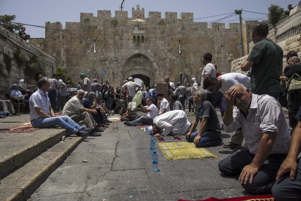 Palestinesi pregano fuori dalla Città Vecchia