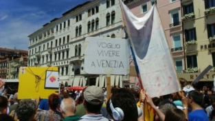 Venezia, i residenti scendono in calle contro i turisti