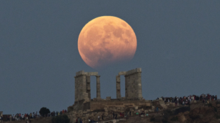 La luna scherza con la Grecia… in attesa del 21 agosto