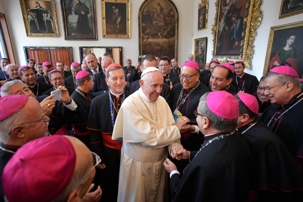 Papa Francesco durante l'incontro coi vescovi e i cardinali a Bogotà. 