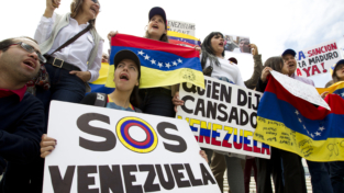 Opposizione divisa, Maduro verso il potere totale