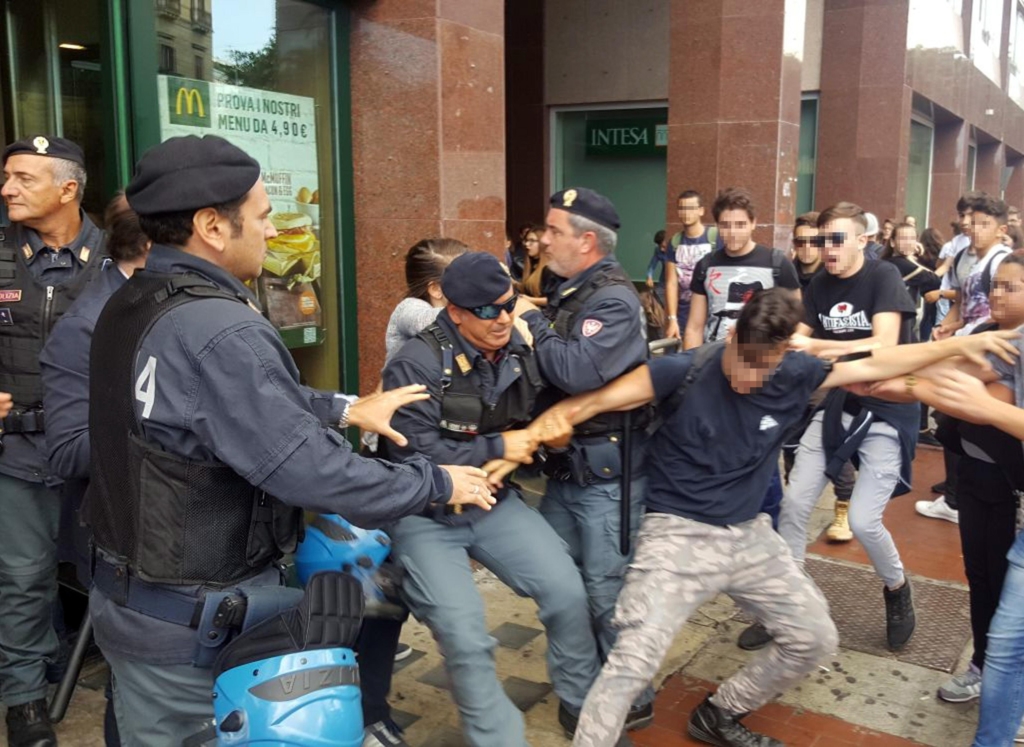 ++ Scuola: scontri studenti e polizia a Mc Donald Palermo ++