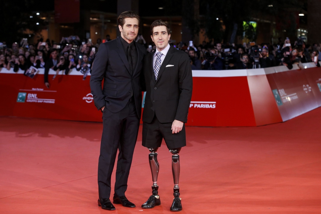 L'attore Jake Gyllenhaal con Jeff Bauman sul red carpet per la prima del film "Stronger"