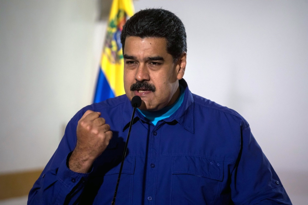 Maduro signs the dialogue document rejected by the Venezuelan opposition
