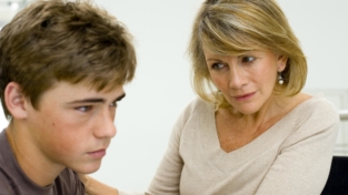 Come migliorare la relazione con i figli adolescenti, i consigli dell’esperto