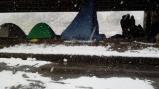 Vicino ai migranti sotto la neve