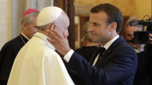 Macron e la carezza al papa