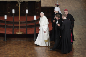 Papa Francesco nella chiesa luterana Santa Maria di Riga.